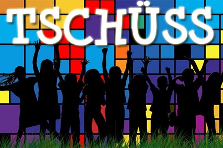 Kinder nehmen Abschied von der Schule